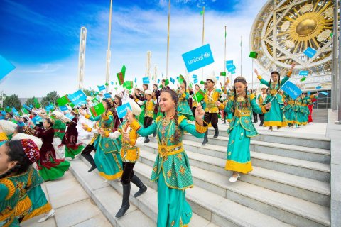 В Туркменистане 300 детей исполнили куштдепди в честь Дня защиты детей  