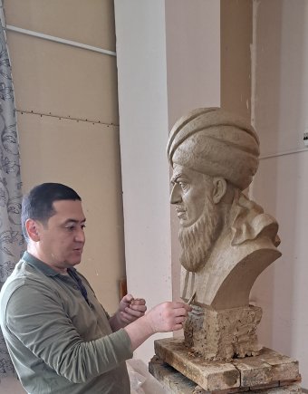 Туркменский скульптор подарил музею в Дашогузе бюст Махтумкули Фраги