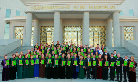 В Туркменистане наградили лучших работников сферы образования