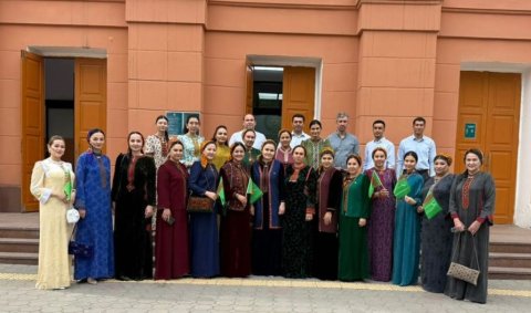 Туркменские преподаватели участвуют в программе по английскому языку в Алматы