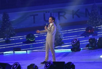 Звёзды туркменской сцены подарили ашхабадцам предновогодний концерт  