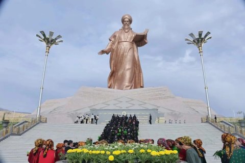 В Ашхабаде прошла церемония возложения цветов к монументу Махтумкули Фраги