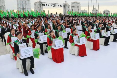 В Ашхабаде состоялся концерт в честь выпускников школ