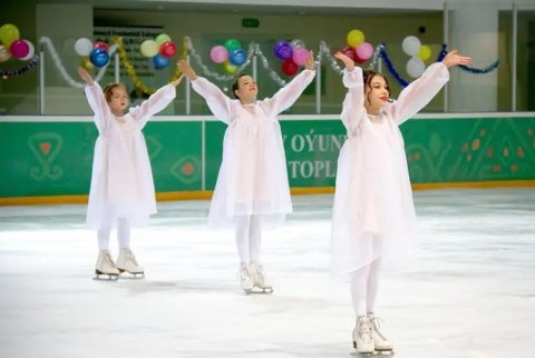 Туркменские фигуристы показали новогоднее представление