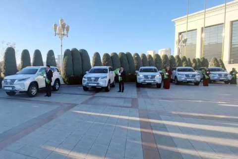 Туркменские чемпионы борьбы кураш получили автомобили от Сердара Бердымухамедова